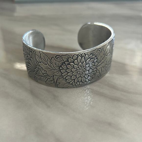 Salisbury Pewter Birth Month November Chrysanthemum Bangle Bracelet - Picture 1 of 10